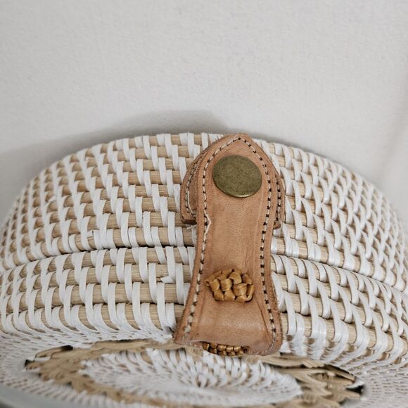 Round Straw Bag White Wicker Rattan Handwoven Crossbody Beach Boho Resortwear - Picture 3 of 9